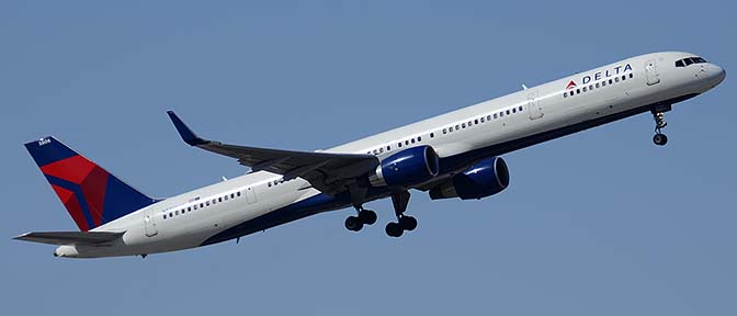 Delta Boeing 757-351 N586NW, Phoenix Sky Harbor, March 5, 2015